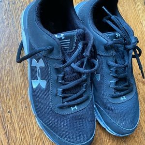 Black under amour athletic shoes